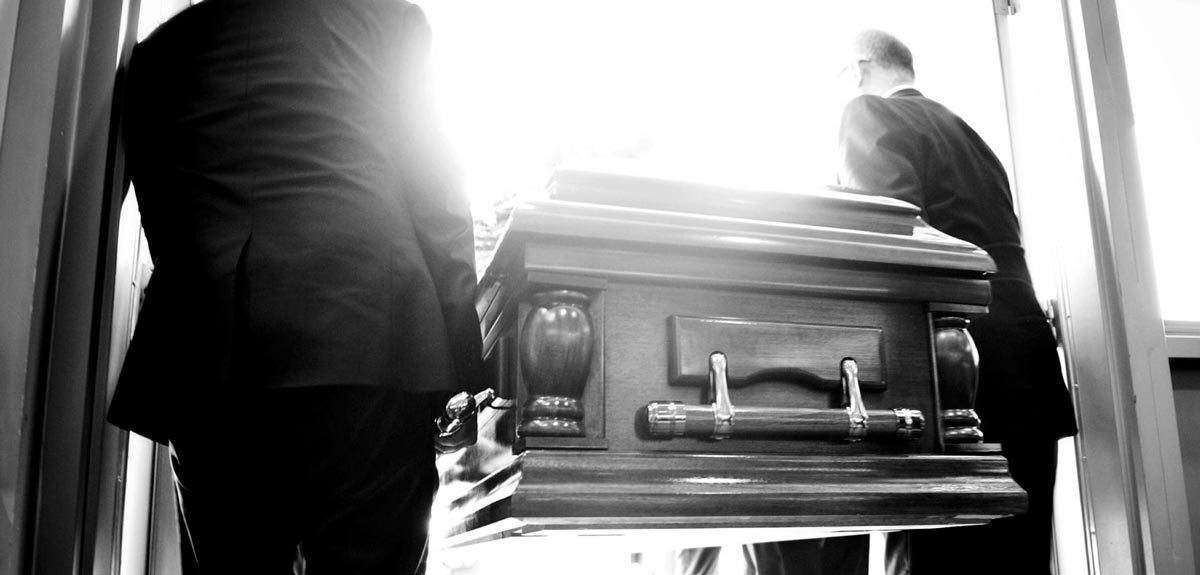 выносят гроб