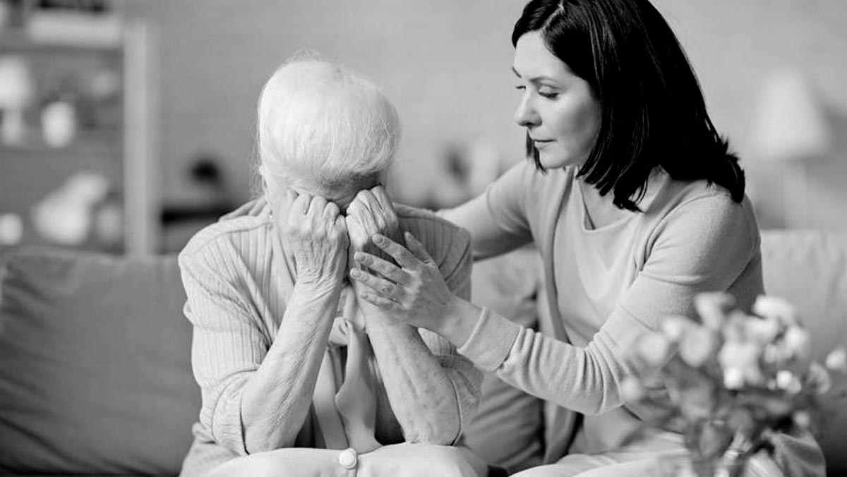 бабушка плачет похороны